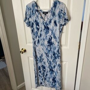Lulu's Blue and White Tie-Dye V-Neck Top